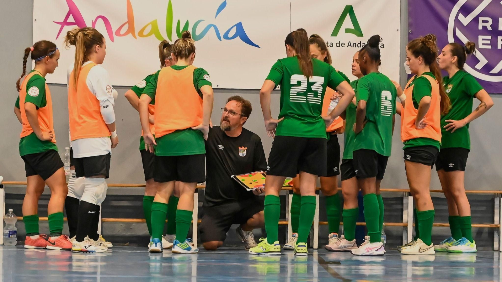 Andrés Sánchez, técnico del Guada FSF, da instrucciones a sus jugadoras en un partido.