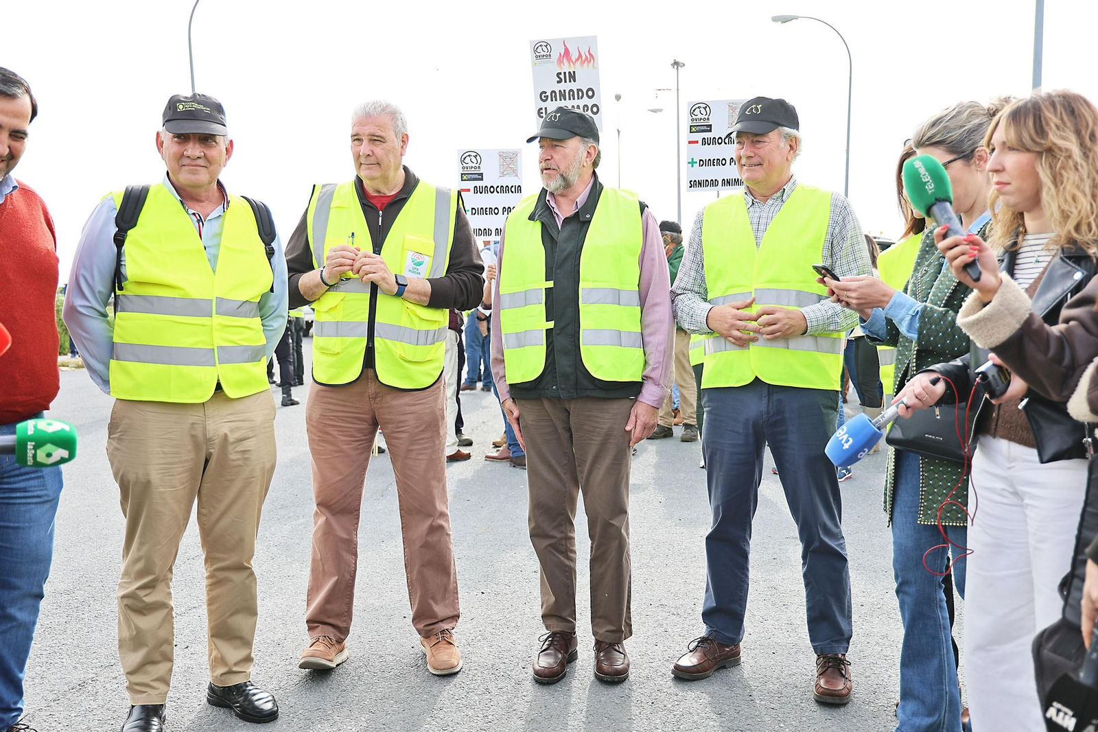 Imágenes de la multitudinaria tractorada de los agricultores en Huelva