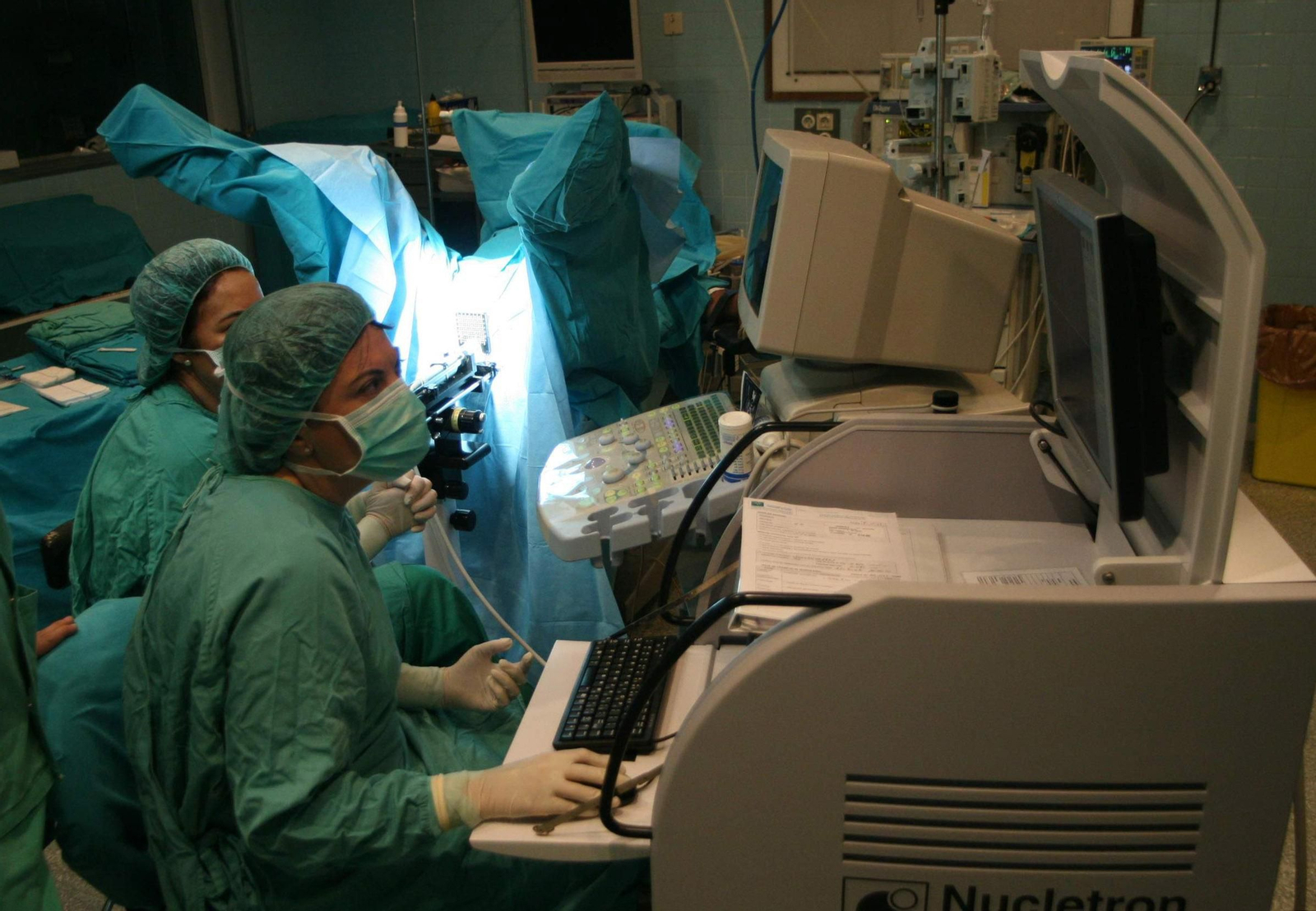 Sanitarios en un quirófano, en una imagen de archivo.