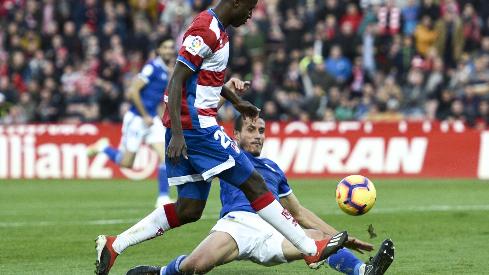 Momento en el que Ramos toca el cuero para batir al portero del Oviedo.