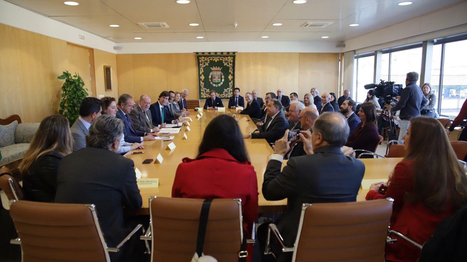 La firma del convenio entre los presidentes de la Diputación y la CES, en presencia de más de una veintena de asociaciones de empresarios territoriales y sectoriales.