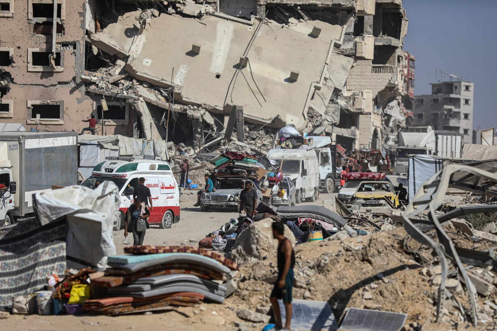 Desplazados palestinos tratan de abandonar Ciudad de Gaza.