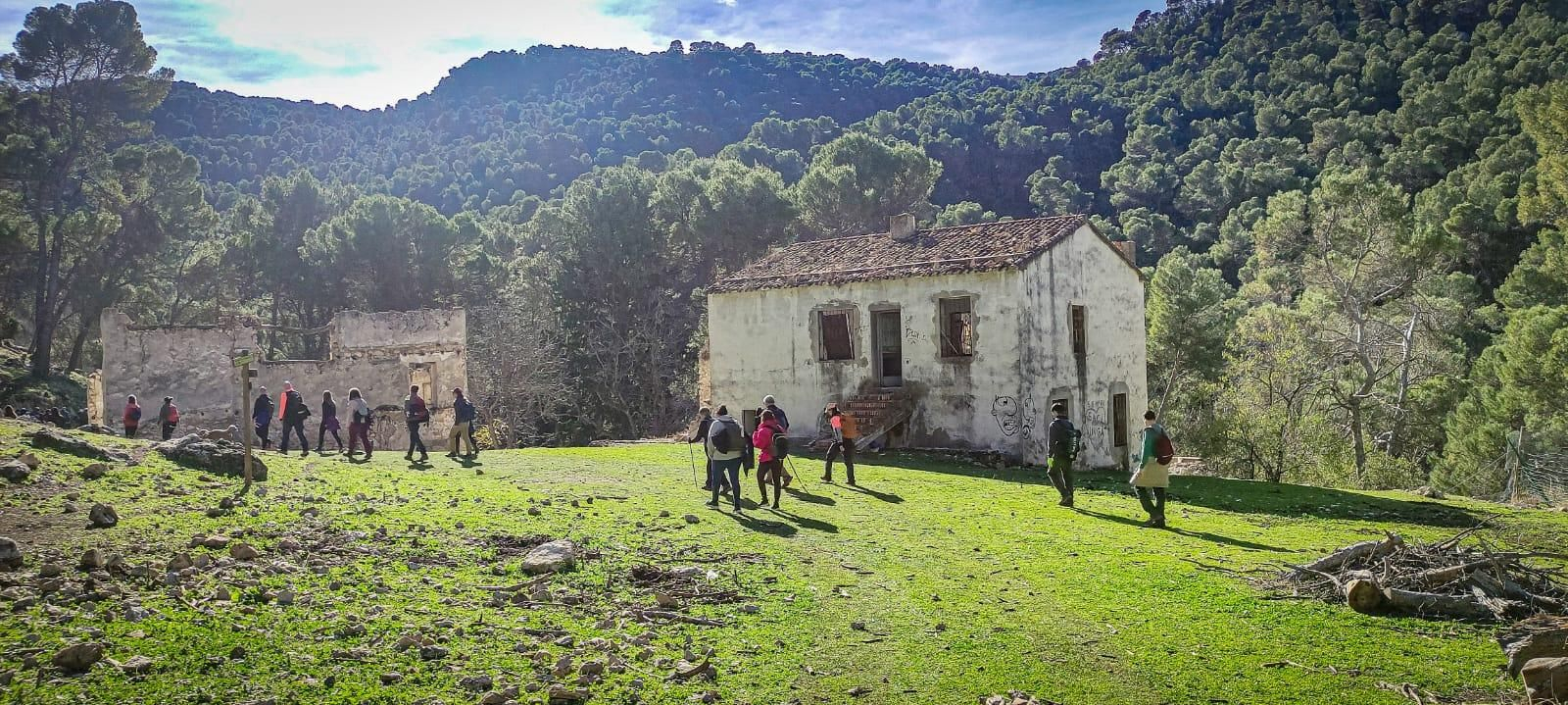 Ruta de senderismo con vistas a Sierra Nevada y la Sierra Sur: subida a la cumbre de Puerto Alto desde la Cañada de las Hazadillas