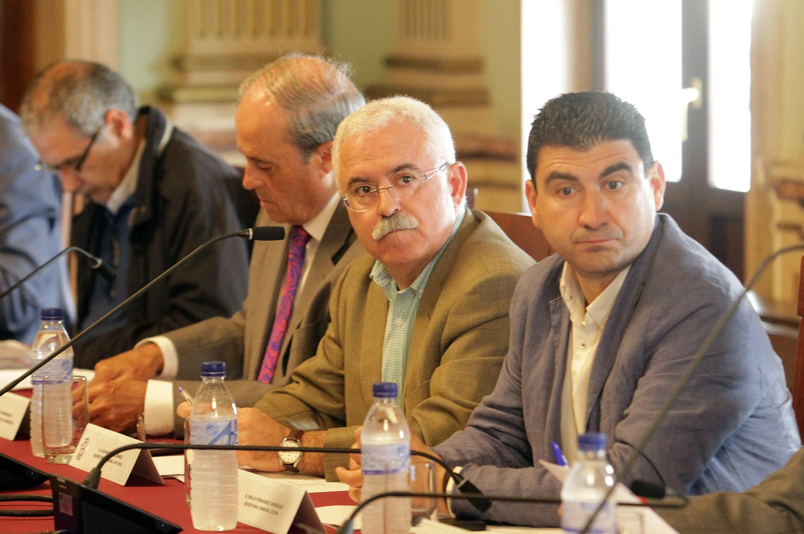 Imágenes de la Mesa de los Fosfoyesos celebrada en el ayuntamiento