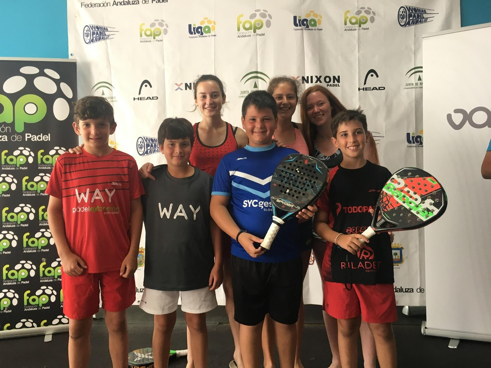 Seis de los siete finalistas -solo falta Javi Leal- posan con Marta Barrera, finalista en la consolación.