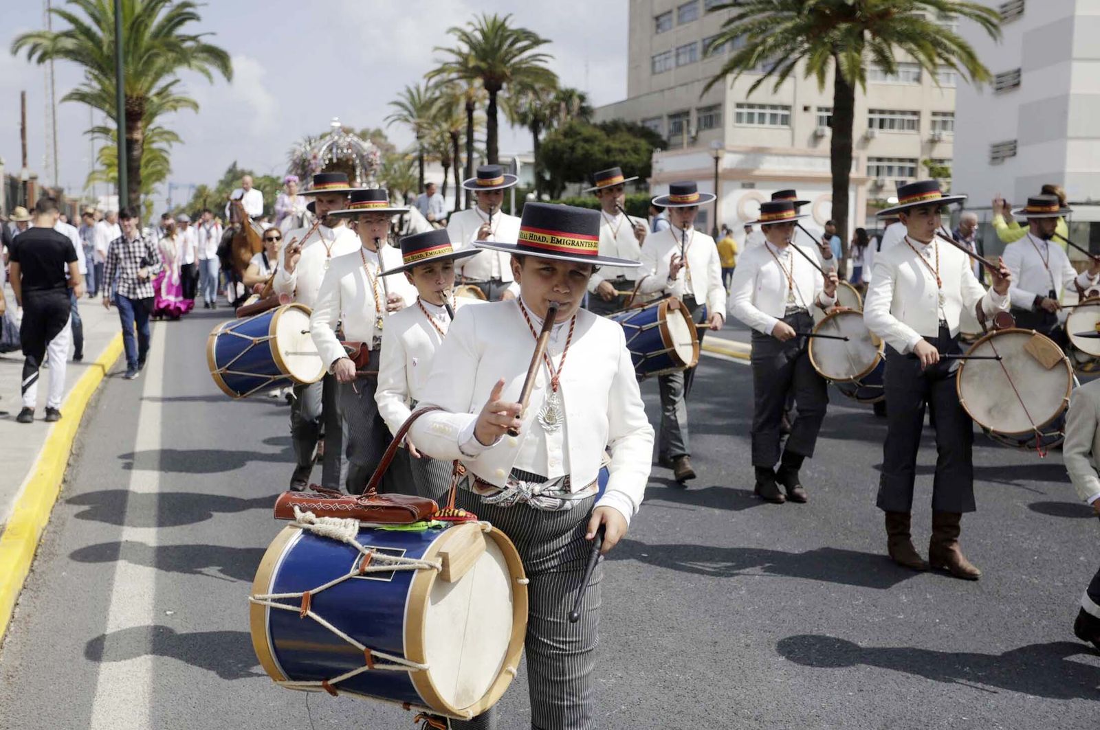 El Rocío 2023: Imágenes de la Hermandad de Emigrantes en su salida de Huelva