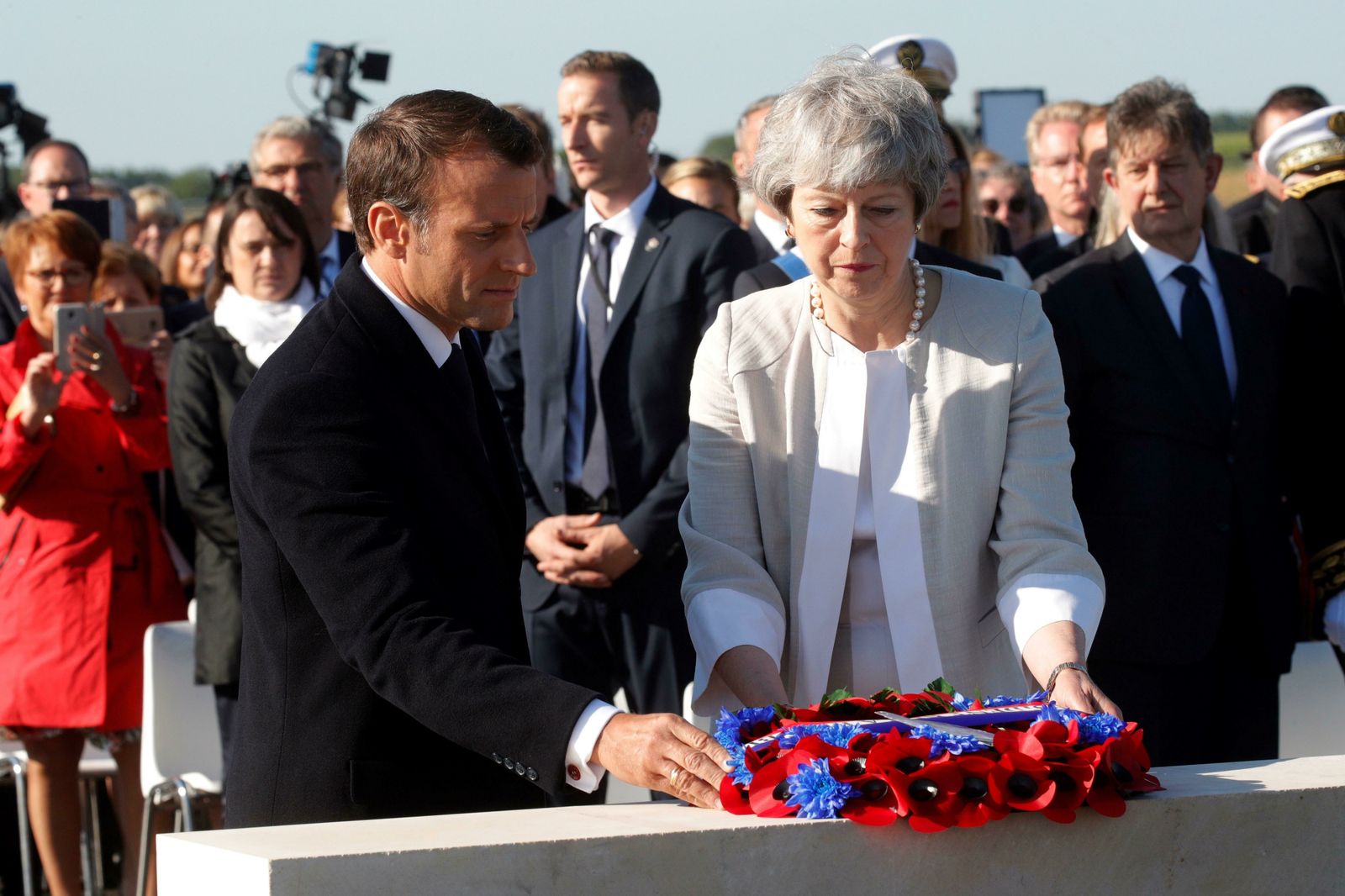 Macron y May en el memorial del Desembarco de Normandía.