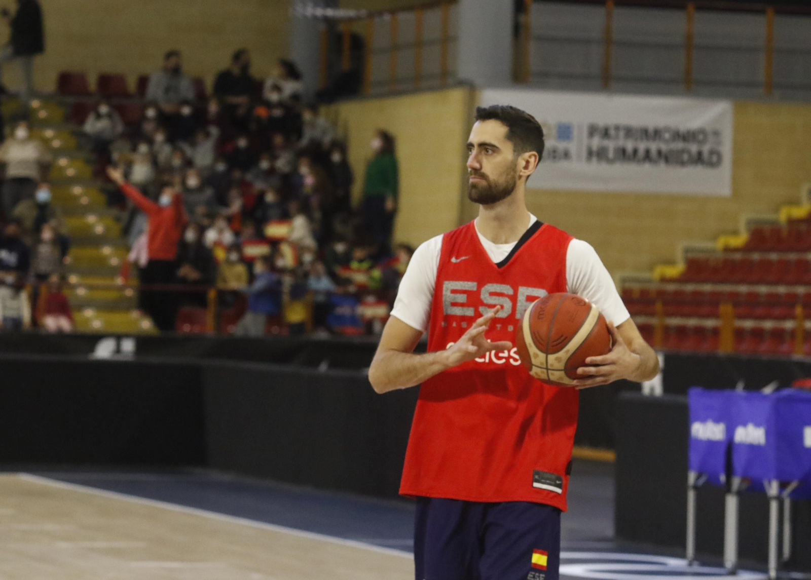 La selección española de baloncesto abre el entrenamiento en Córdoba a los más jóvenes, en imágenes