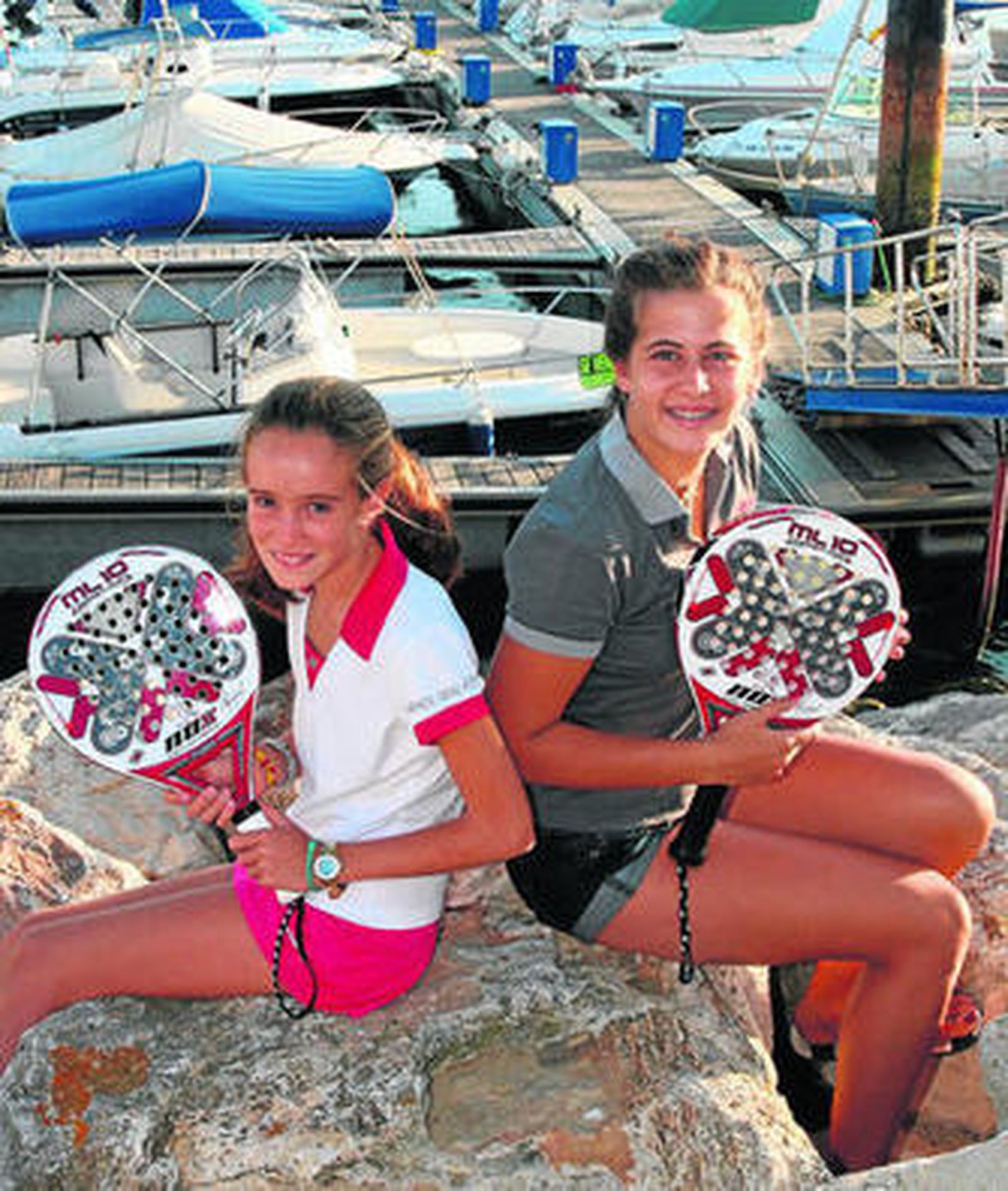 Begoña Benjumeda (i) y Agustina Flores posan próximas a las pistas de pádel de Puerto Sherry.