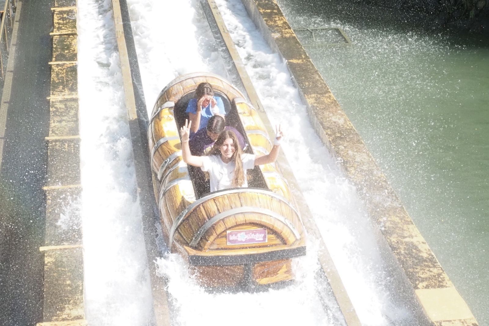 Un grupo de palermos en una de las atracciones de Isla Mágica.