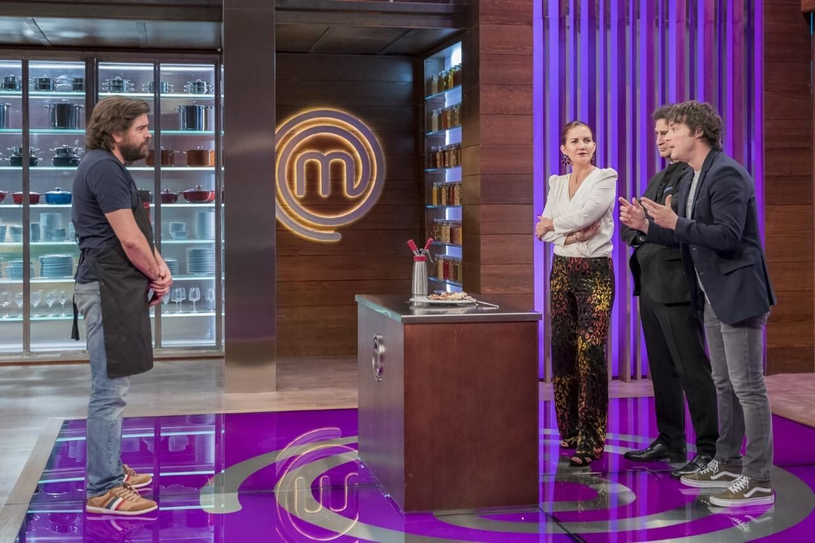 Carlos escuchando la valoración del jurado de MasterChef