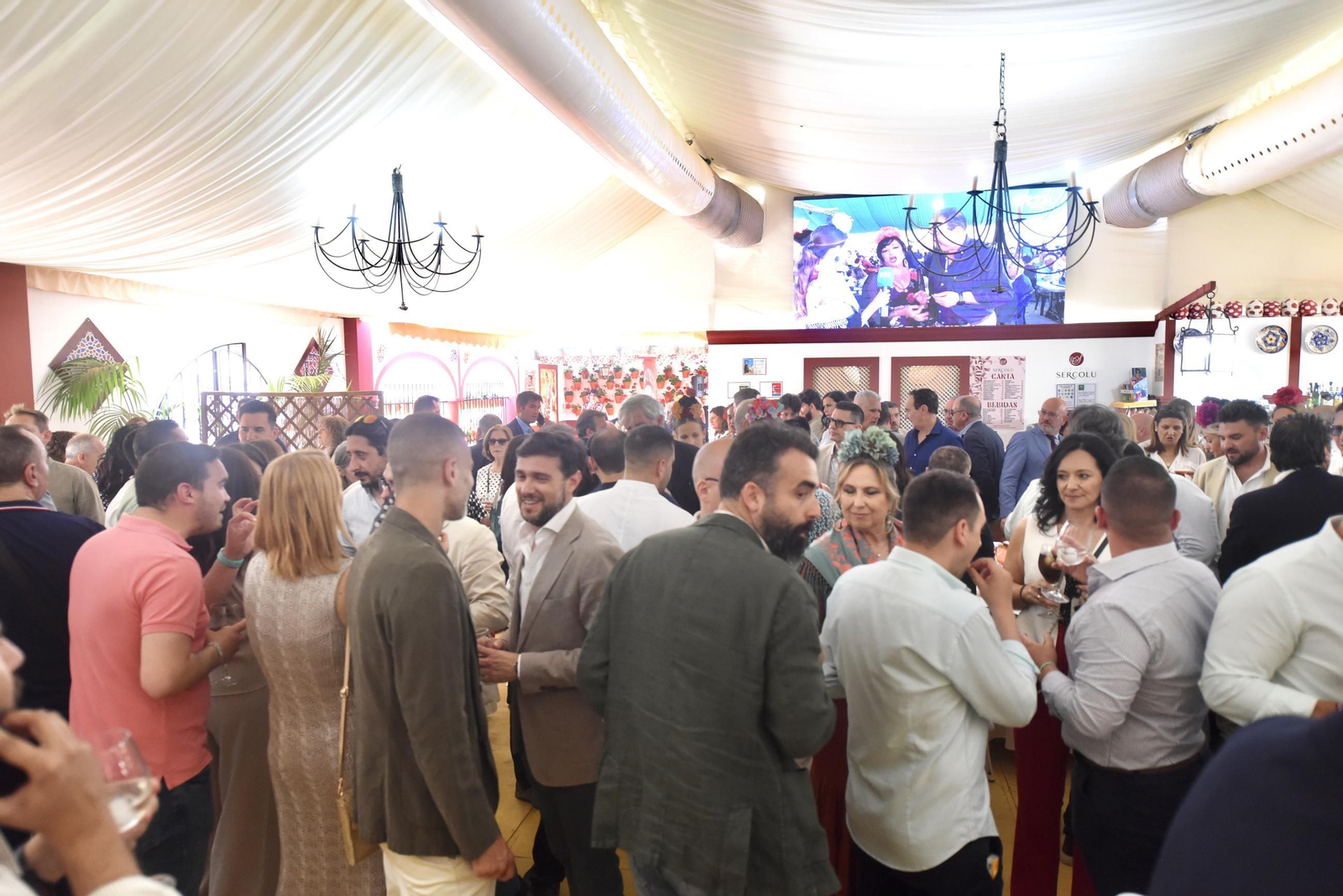 Las mejores imágenes de un lunes de Feria en Córdoba cargado de comidas de empresa y recepciones