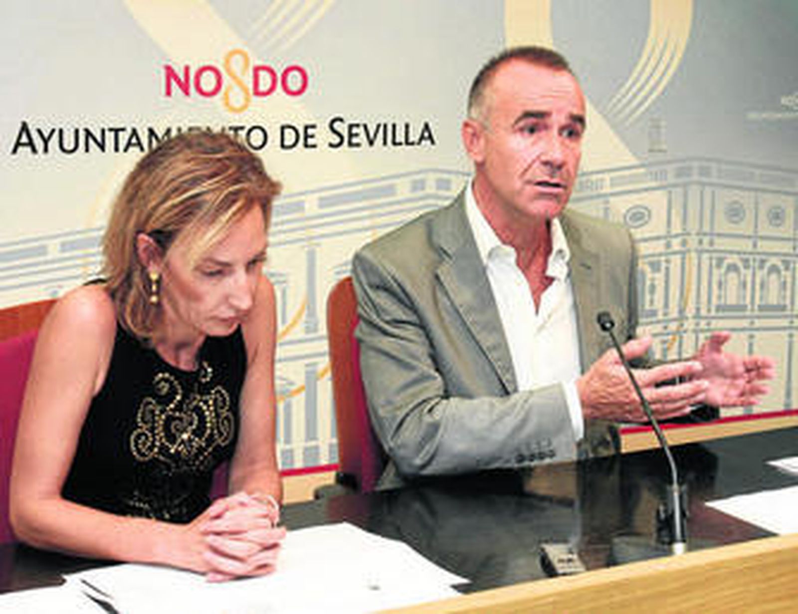 Susana López y Antonio Muñoz, durante la rueda de prensa en la que intervinieron ayer.