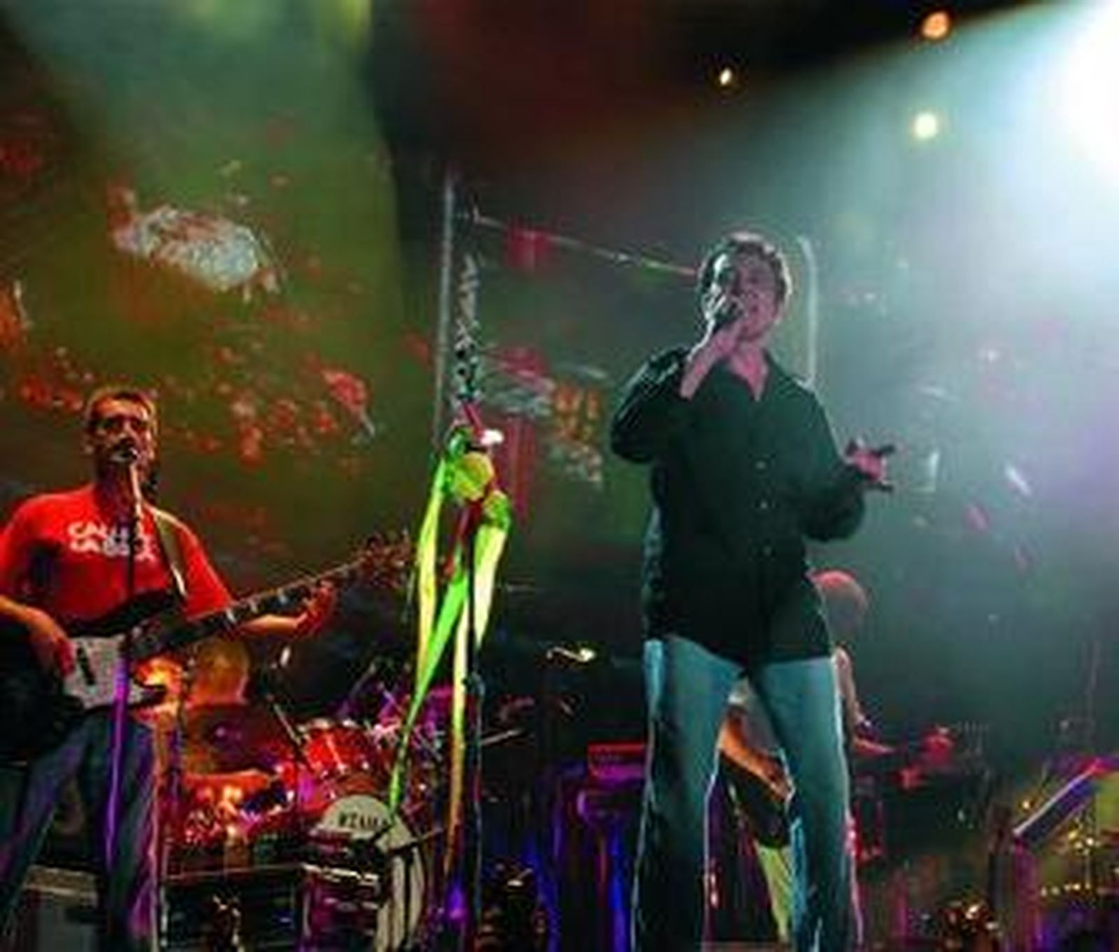 Manolo García acompañado de sus músicos en el concierto de La Isla