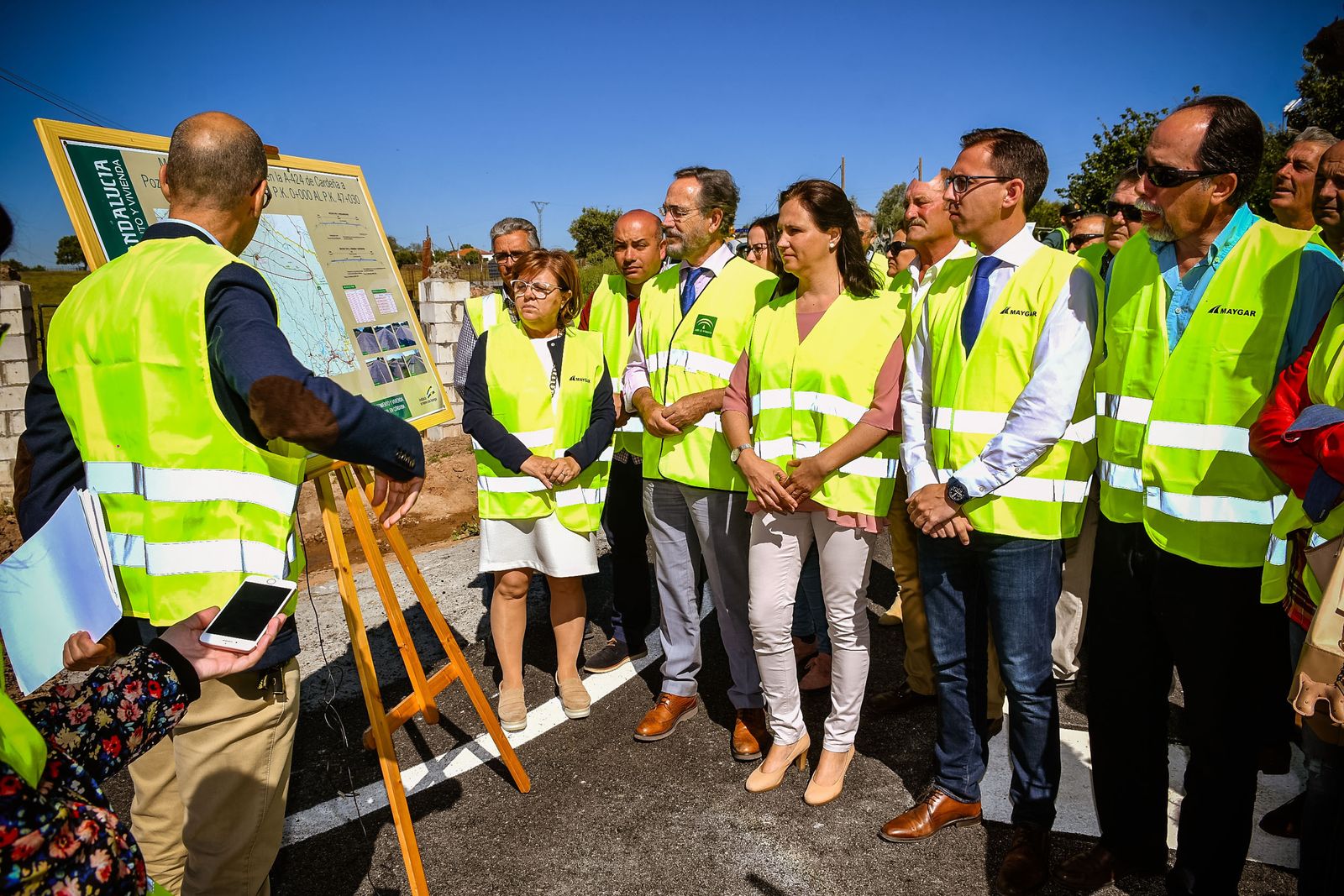 Felipe López, con los alcaldes y los técnicos.