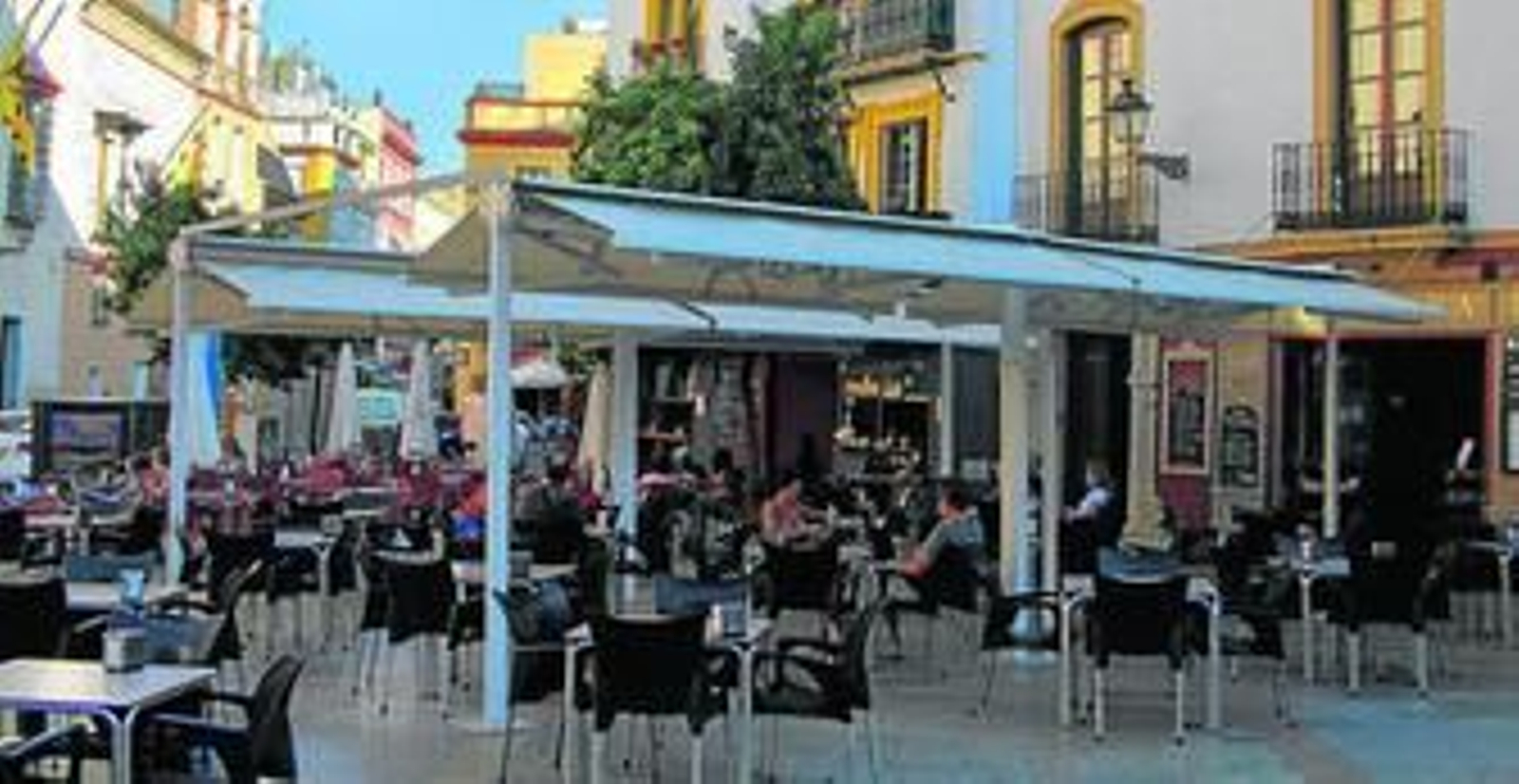 Veladores en la calle Santa María la Blanca, en la tarde de ayer.