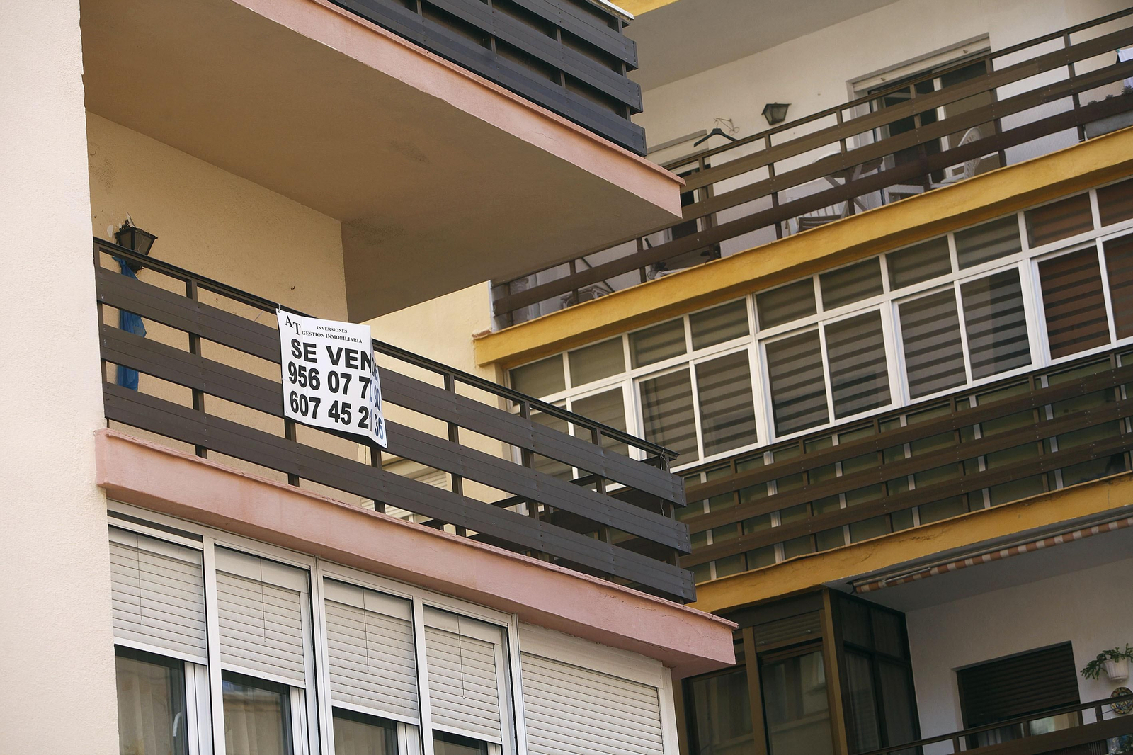 Un cartel que anuncia la venta de un inmueble en Cádiz capital.