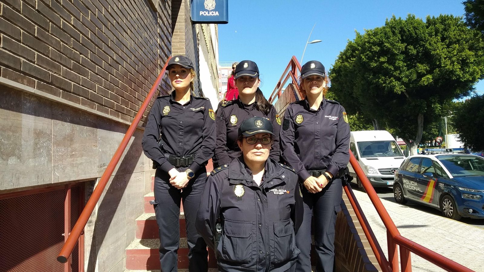 Las policías en una de las escaleras de acceso a la Comisaría Provincial.