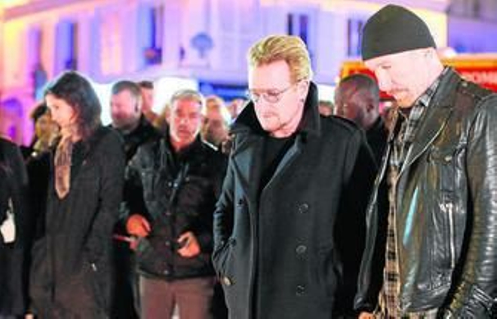 Bono y The Edge, miembros de la banda U2, rinden tributo ayer a las víctimas en Bataclan. Bono y The Edge, miembros de la banda U2, rinden tributo ayer a las víctimas en Bataclan.