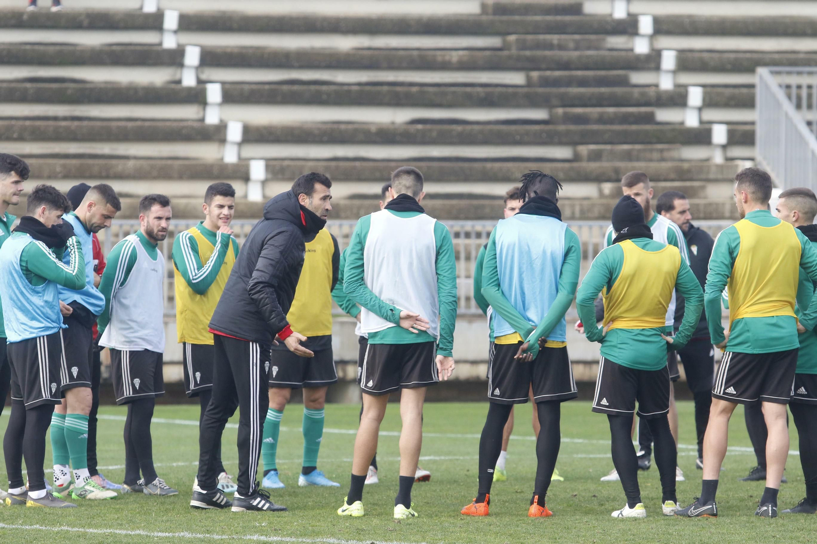 Raúl Agné charla con sus jugadores durante un receso de una sesión de trabajo en la Ciudad Deportiva.