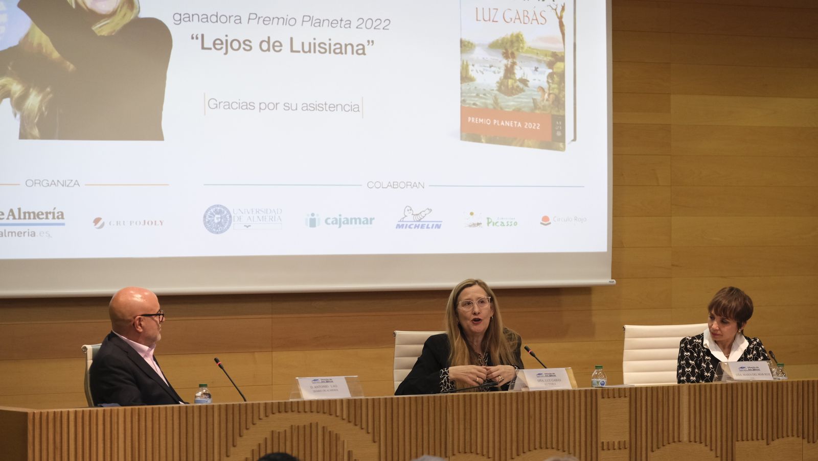 Imágenes del Diario de los Libros con la escritora ganadora del Premio Planeta 2022, Luz Gabás
