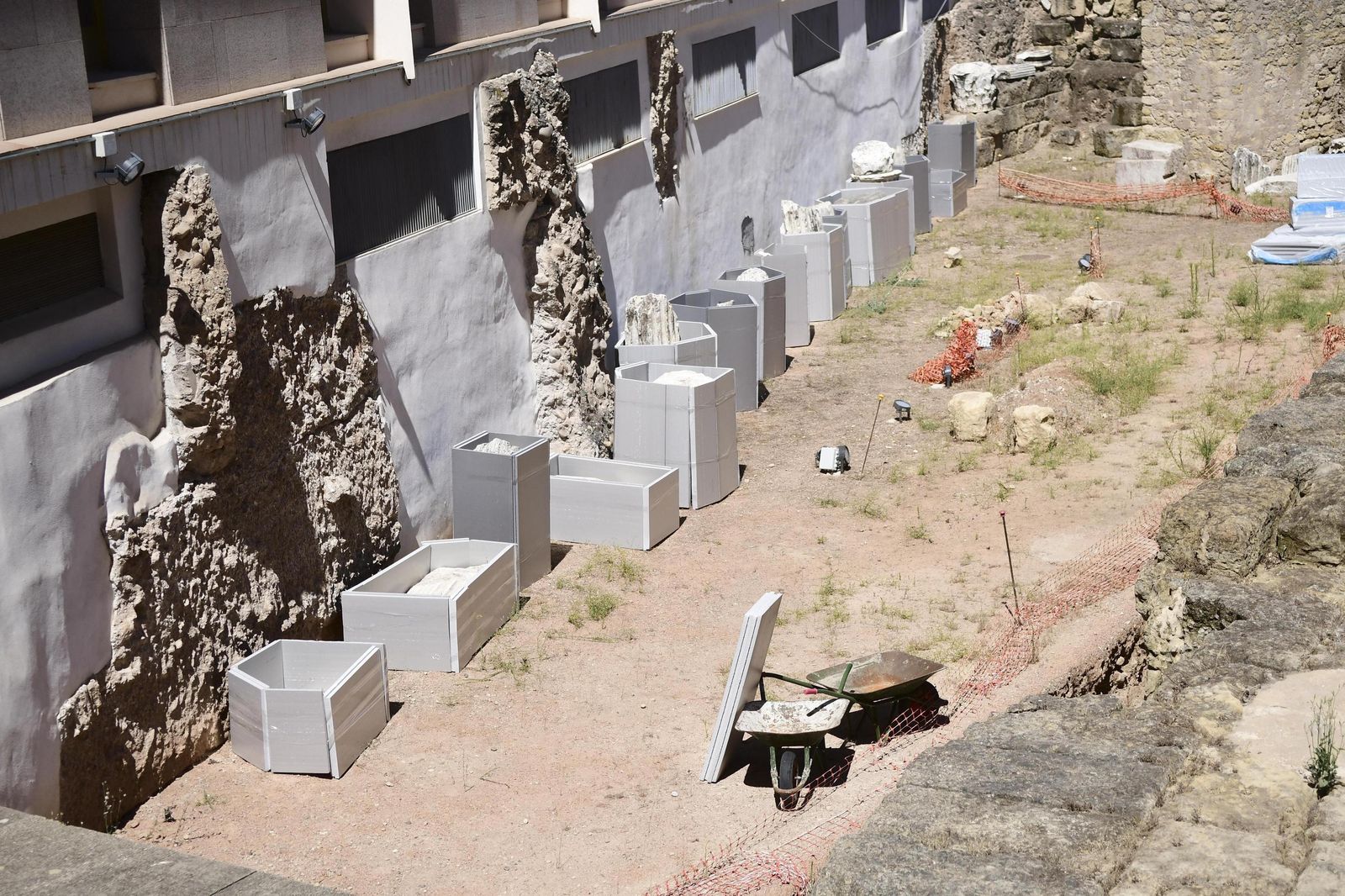 Material de obra en el interior del Templo Romano.