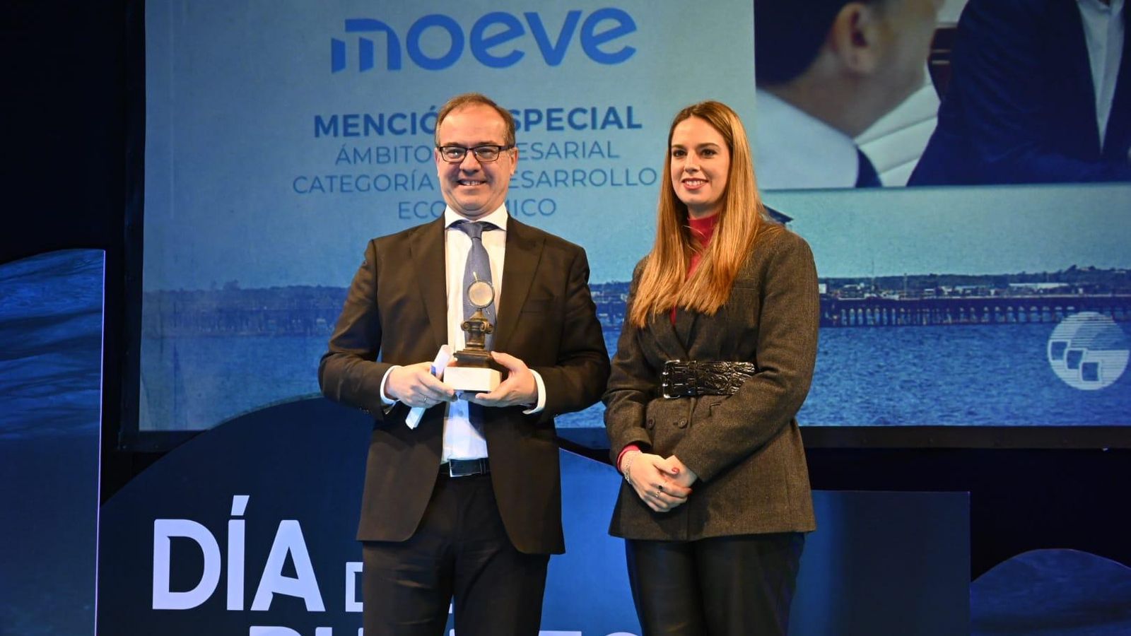 Jorge Acitores, director del Parque Energético de Moeve en La Rábida, junto a la alcaldesa de Huelva, Milagros Romero.