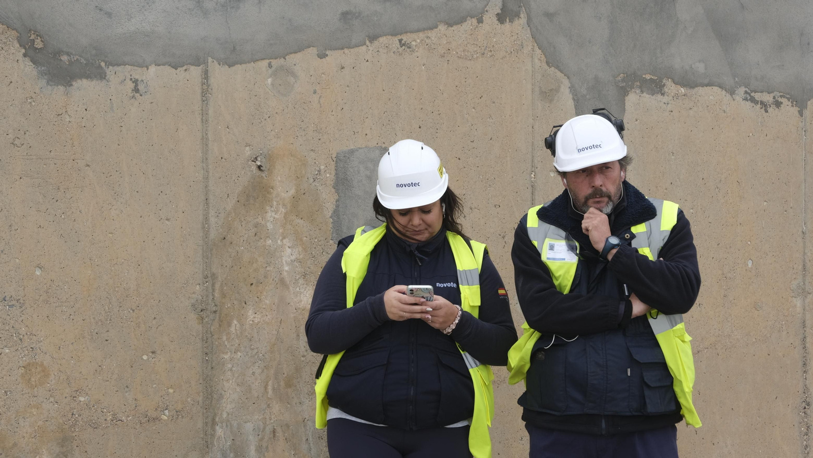 El derribo de la Torre Litoral de Endesa en Carboneras, en imágenes