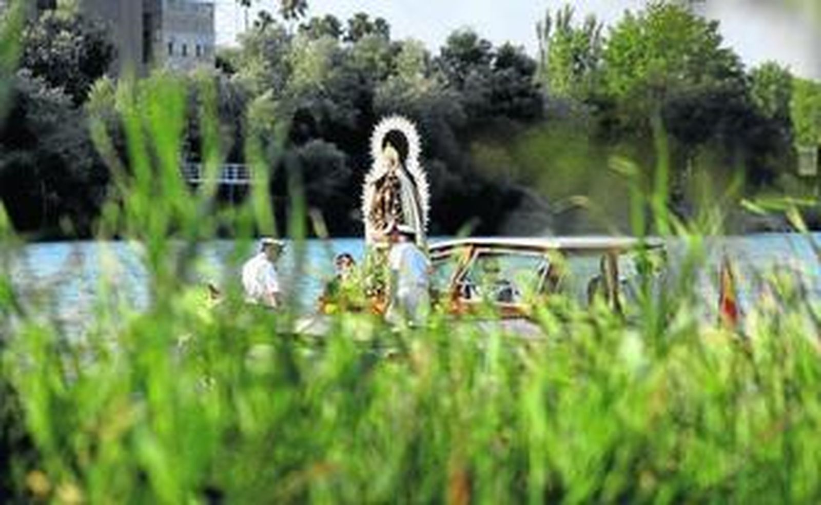 La Virgen del Carmen de Calatrava pasea a bordo de una embarcación por el Guadalquivir.