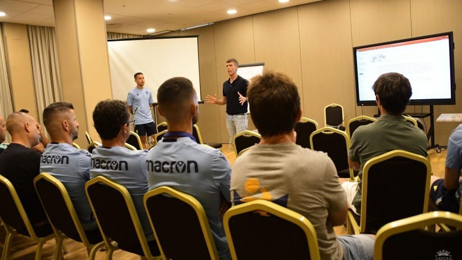 Charla del máximo responsable de la cantera, Javier Muiños, en el complejo hotelero.