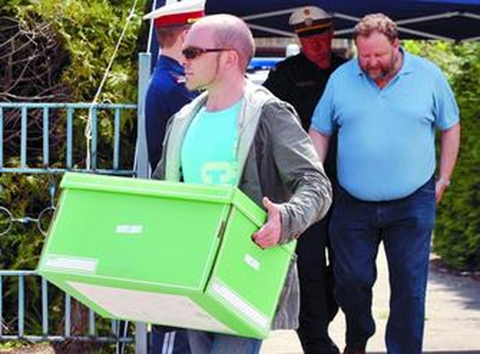 Un agente policial del equipo de recogida de pruebas sale del domicilio de Fritzl.