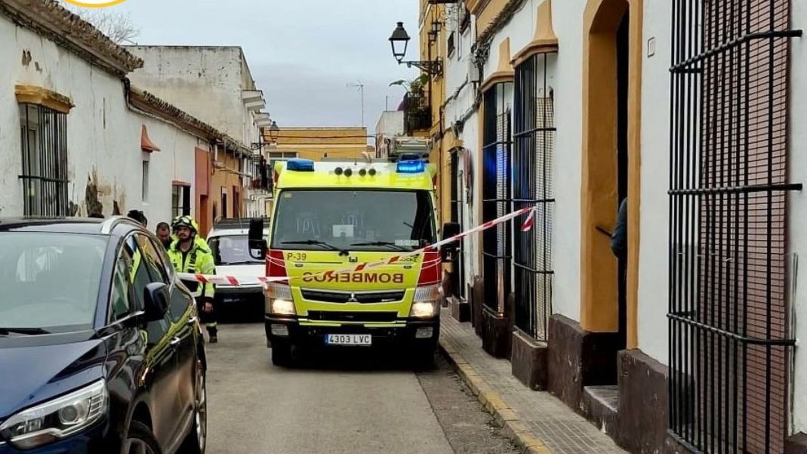 Los bomberos, durante la actuación en la calle Espelete, tras el derrumbe de un muro.