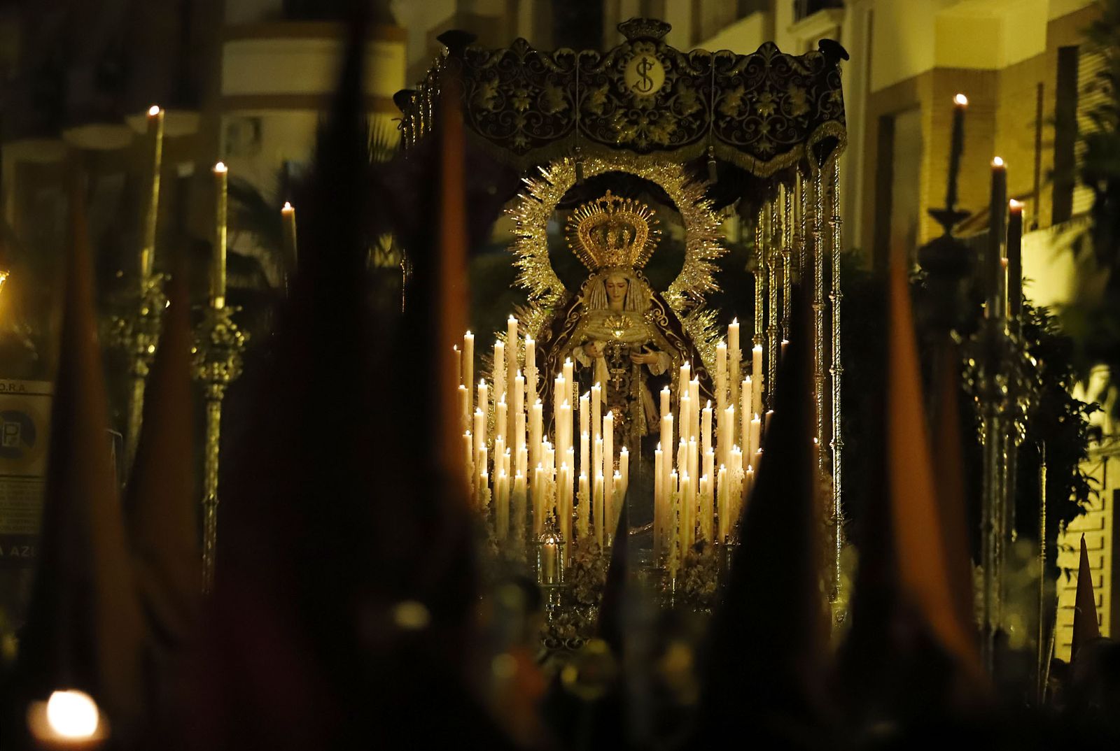 La Hermandad de Los Judíos en su recorrido por las calles de Huelva en el Jueves Santo