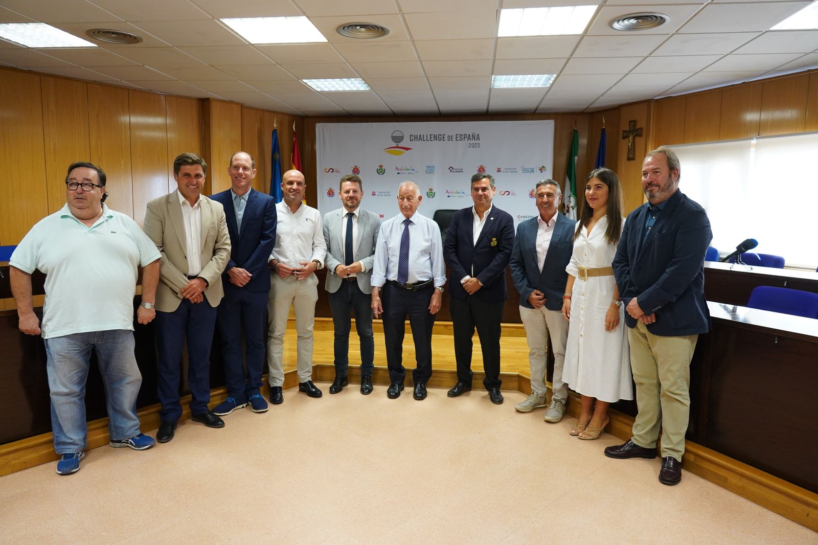 Foto de familia durante la presentación de la XXIV edición del torneo de golf Challenge que se celebrará en el Club de Golf Playa Serena .
