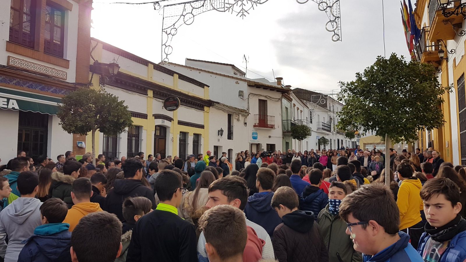 Zalamea sale a la calle en señal de luto.