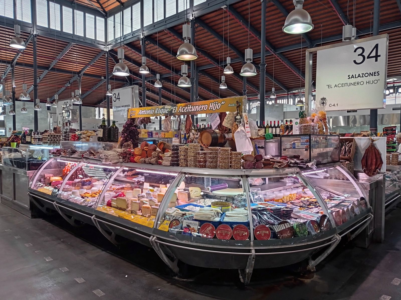 Puesto de El Aceitunero en el Mercado Central de la capital