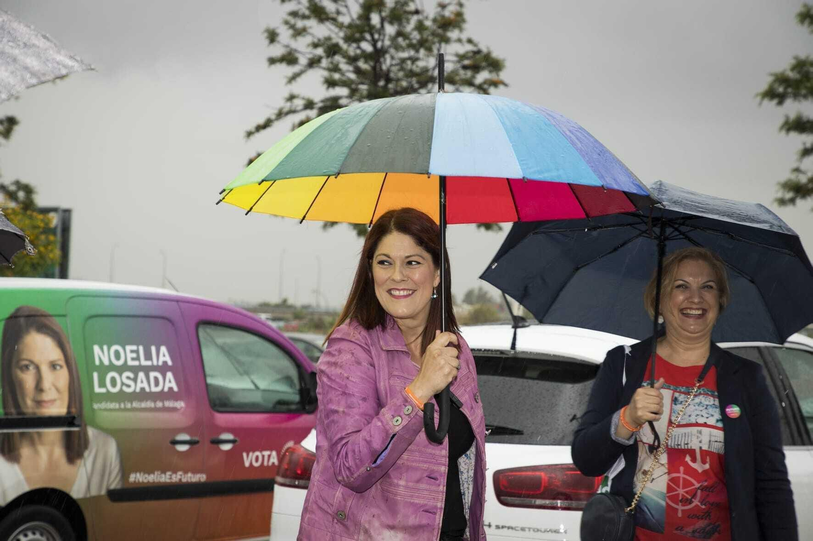 Noelia Losada sujetando un paraguas multicolor. Noelia Losada sujetando un paraguas multicolor.