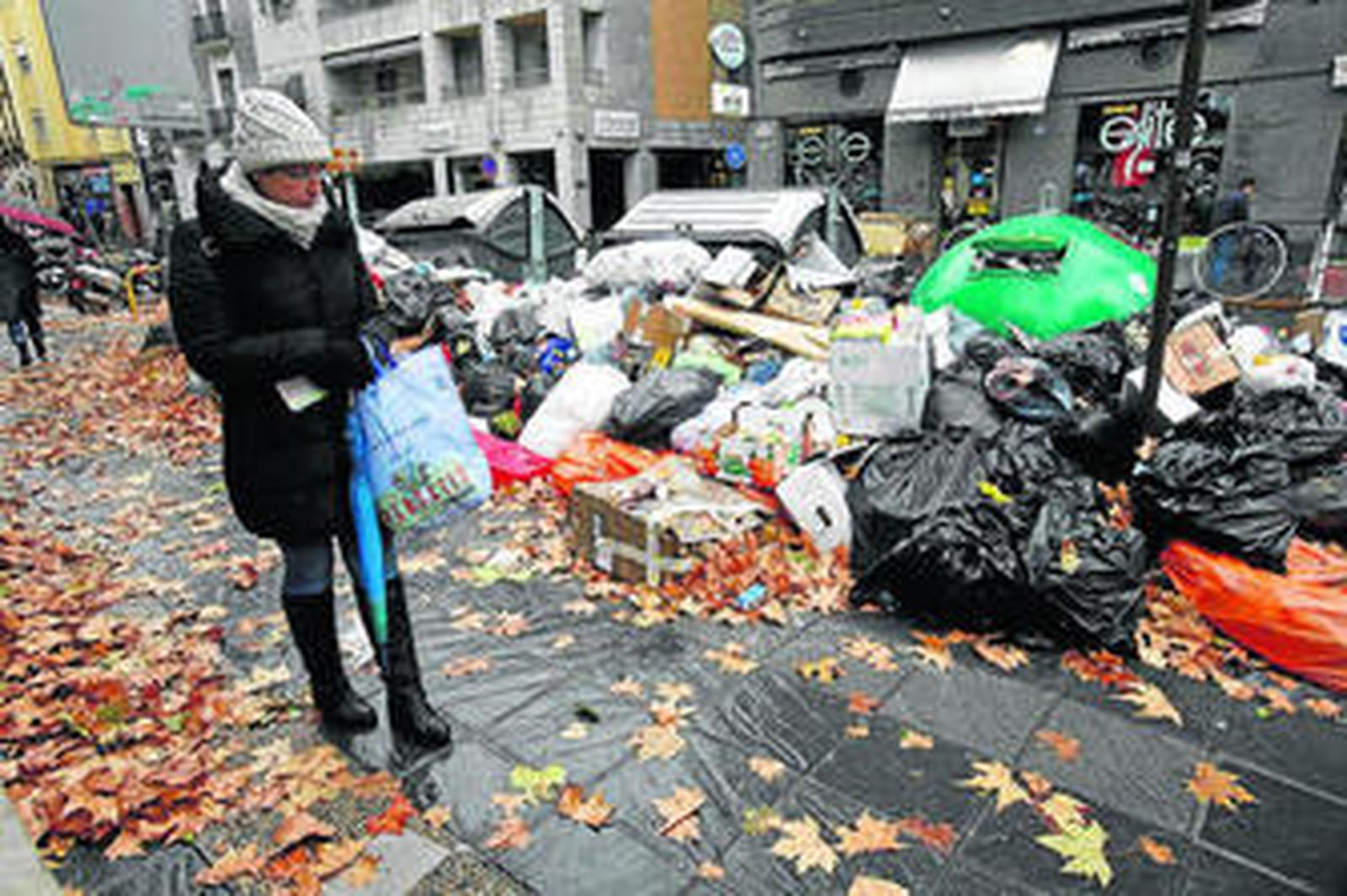 Basura acumulada en las calles de Granada.
