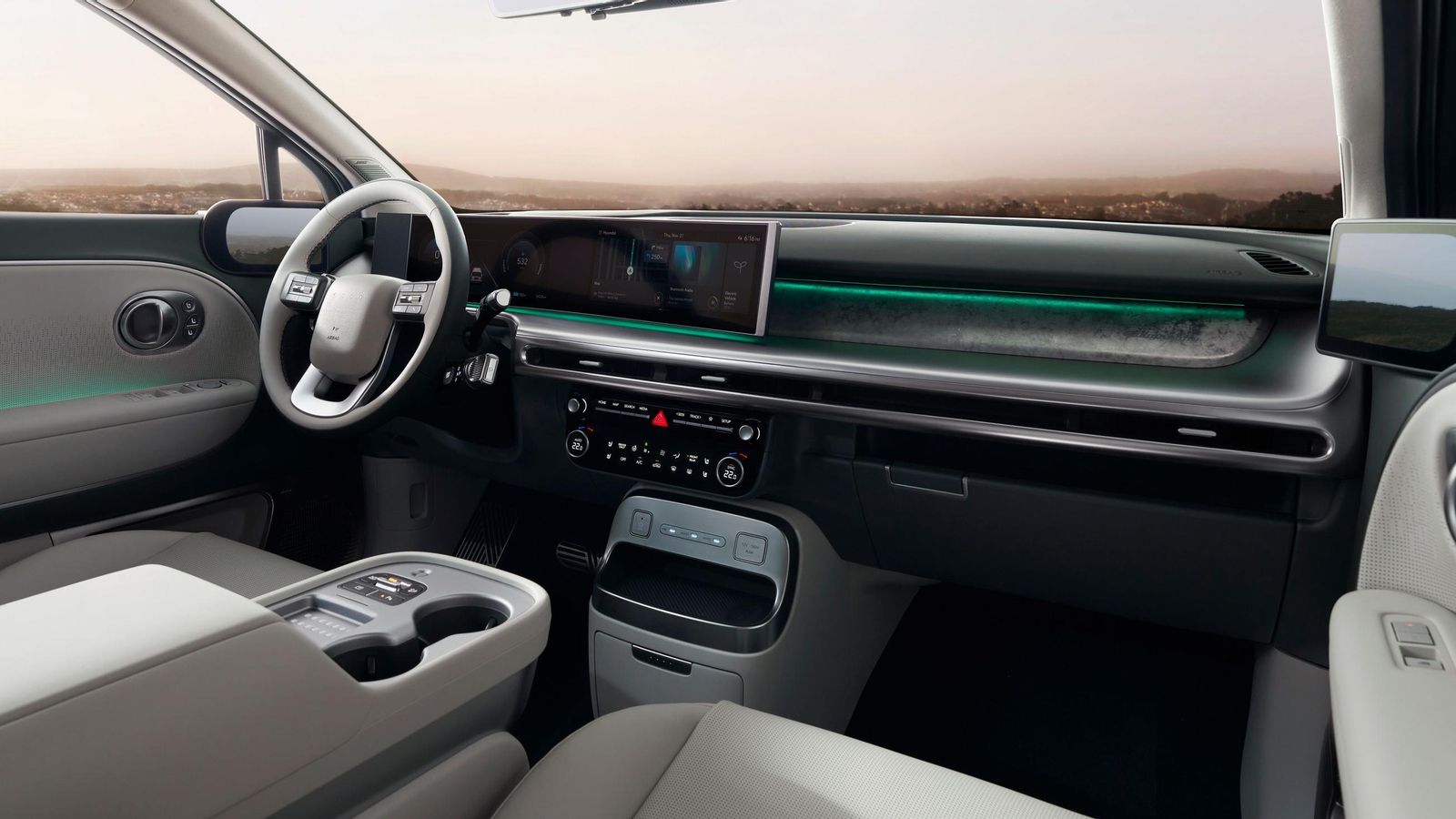 El salpicadero recuerda al de los últimos modelos lanzados por Hyundai, con las dos pantallas integradas bajo un mismo marco.