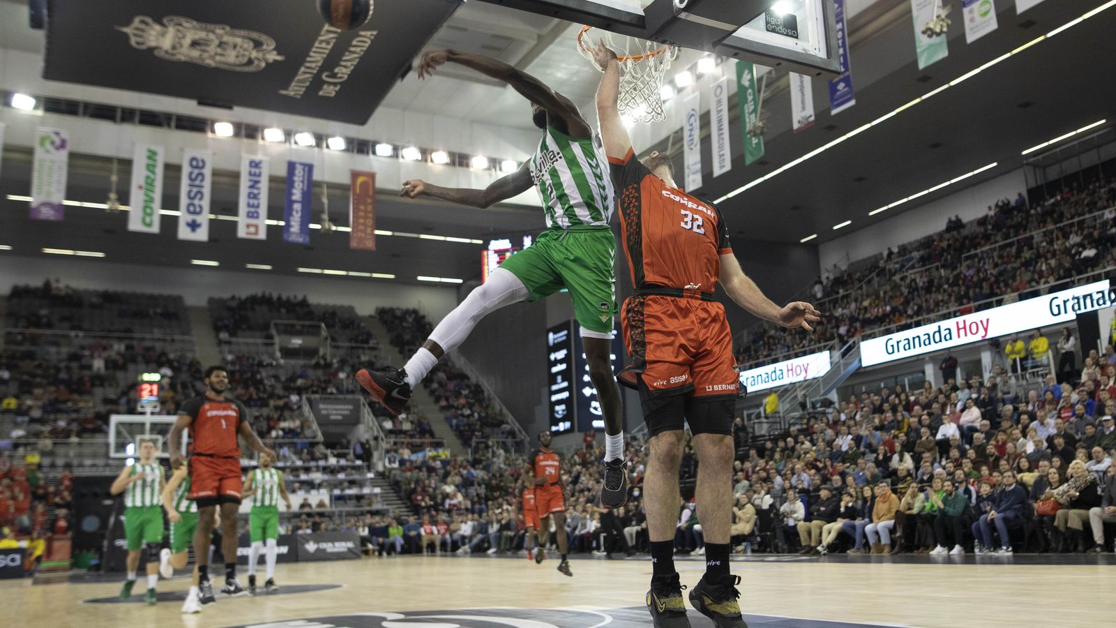 BJ Johnson le coloca un espectacular tapón a Maye.