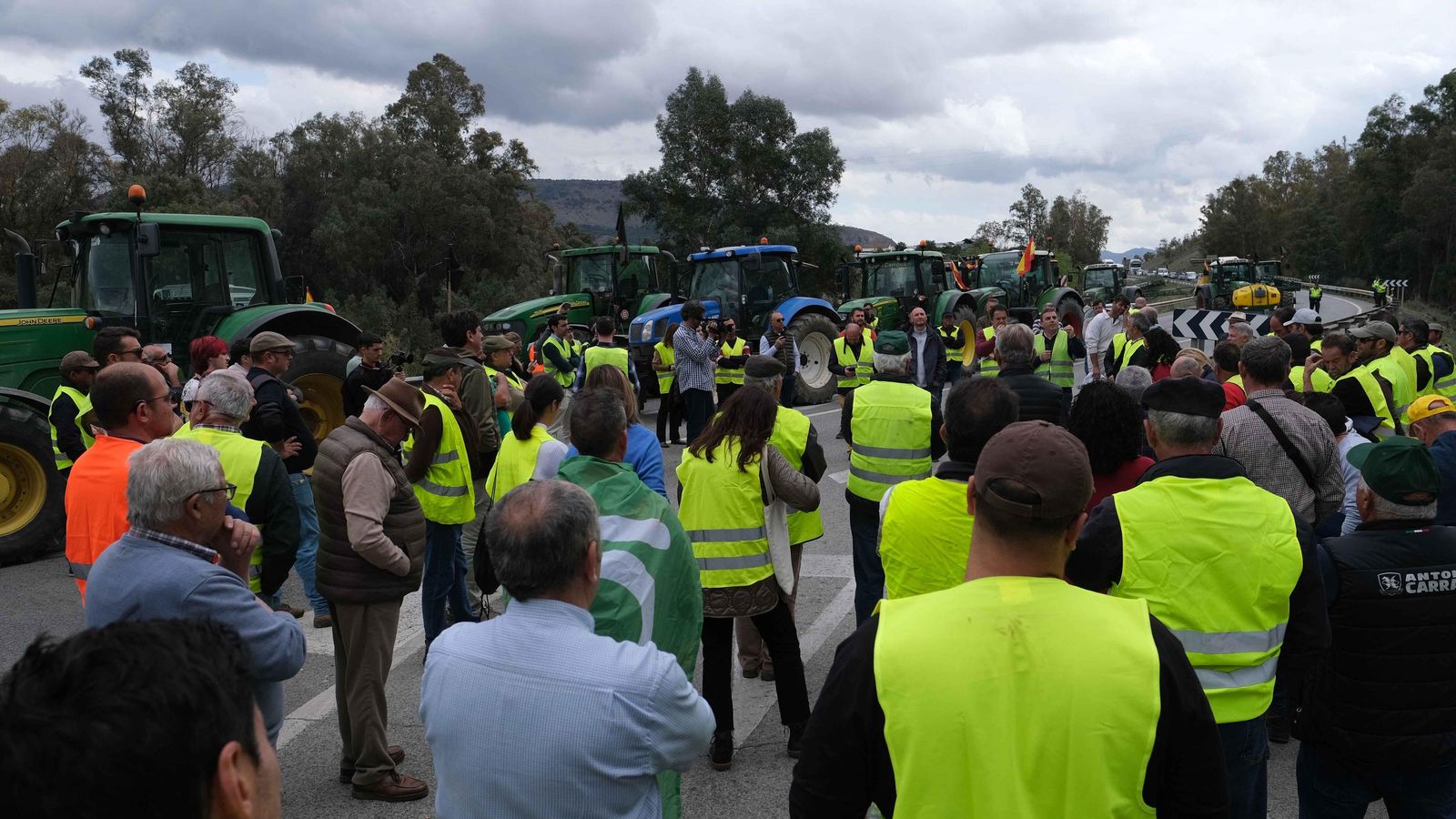 Agricultores bloqueando la carretera.