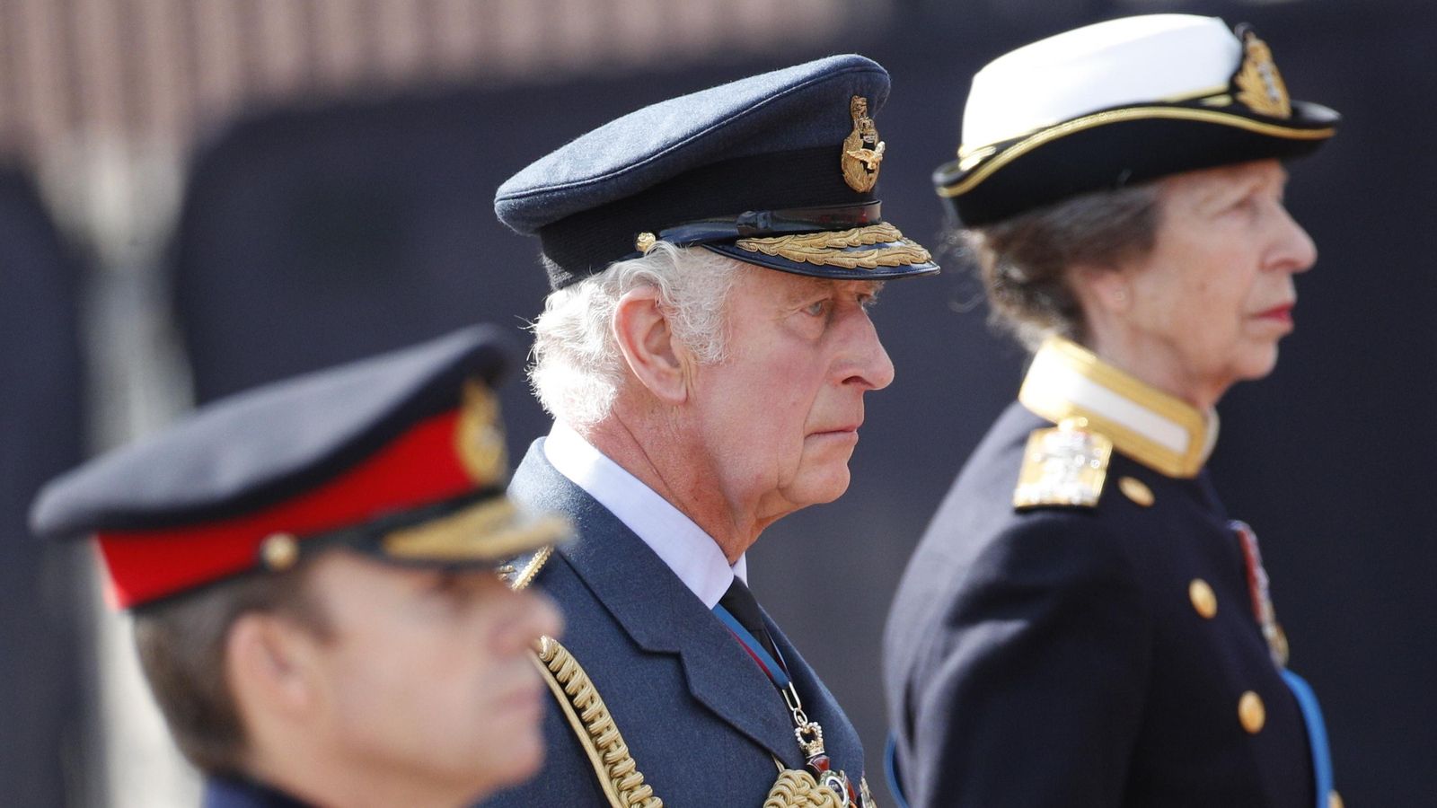 El rey Carlos III sigue el cortejo fúnebre de su madre, Isabel II, en Londres.