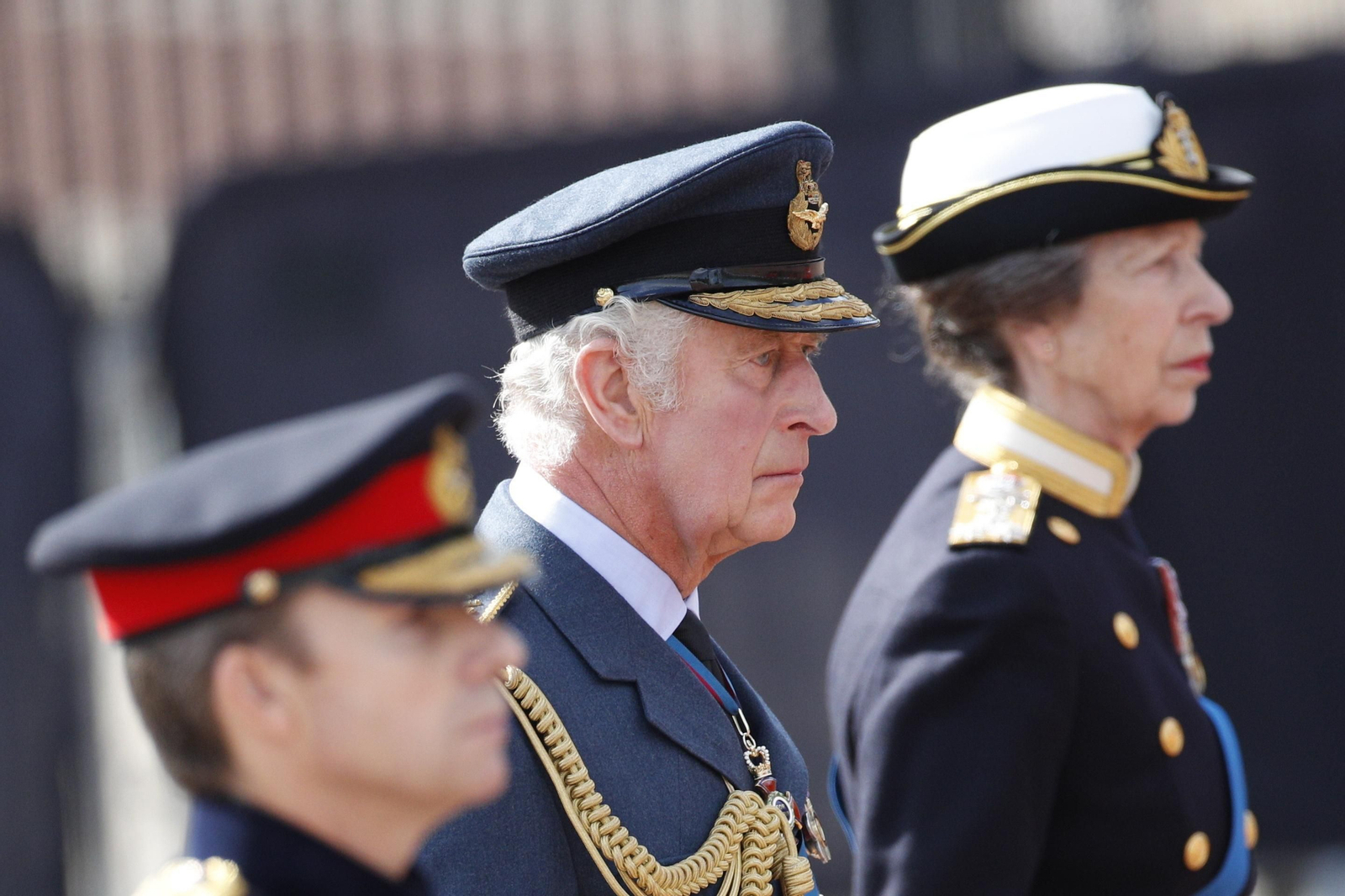 El rey Carlos III sigue el cortejo fúnebre de su madre, Isabel II, en Londres.