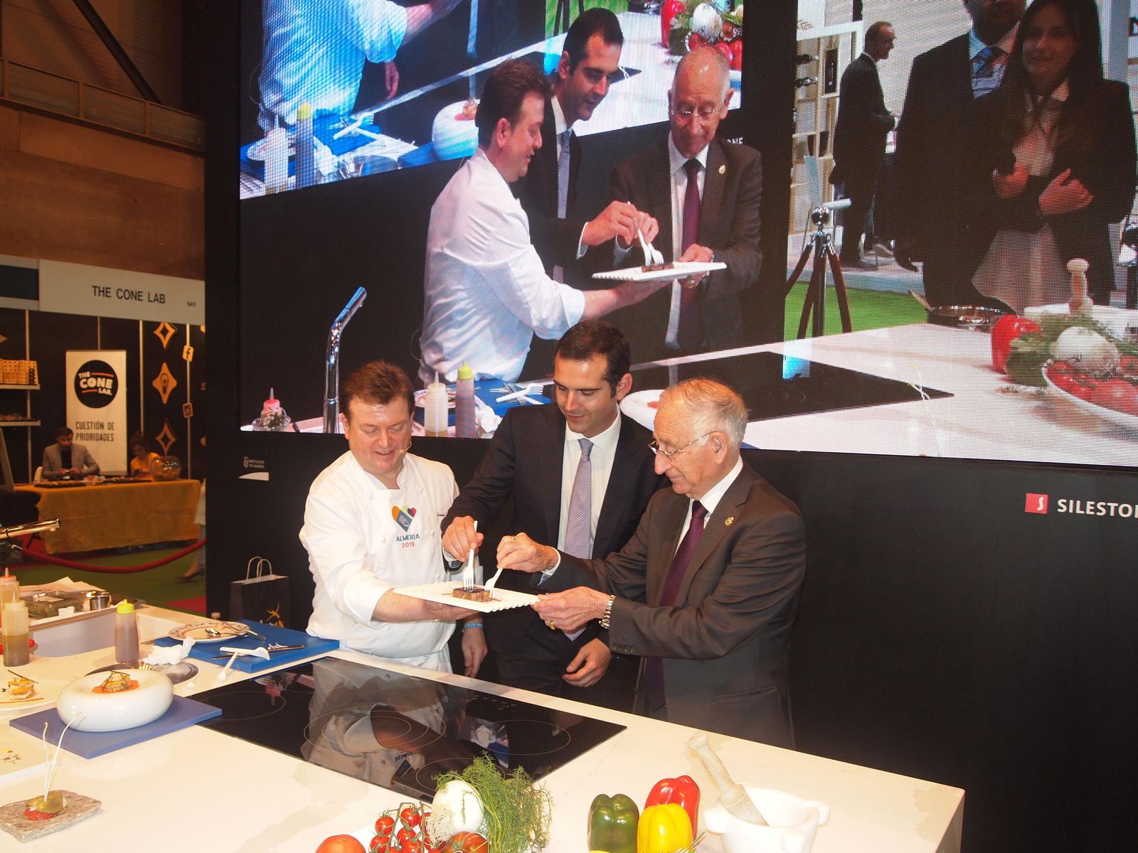 El alcalde y el presidente de la Diputación probaron la singular elaboración del chef Antonio Carmona