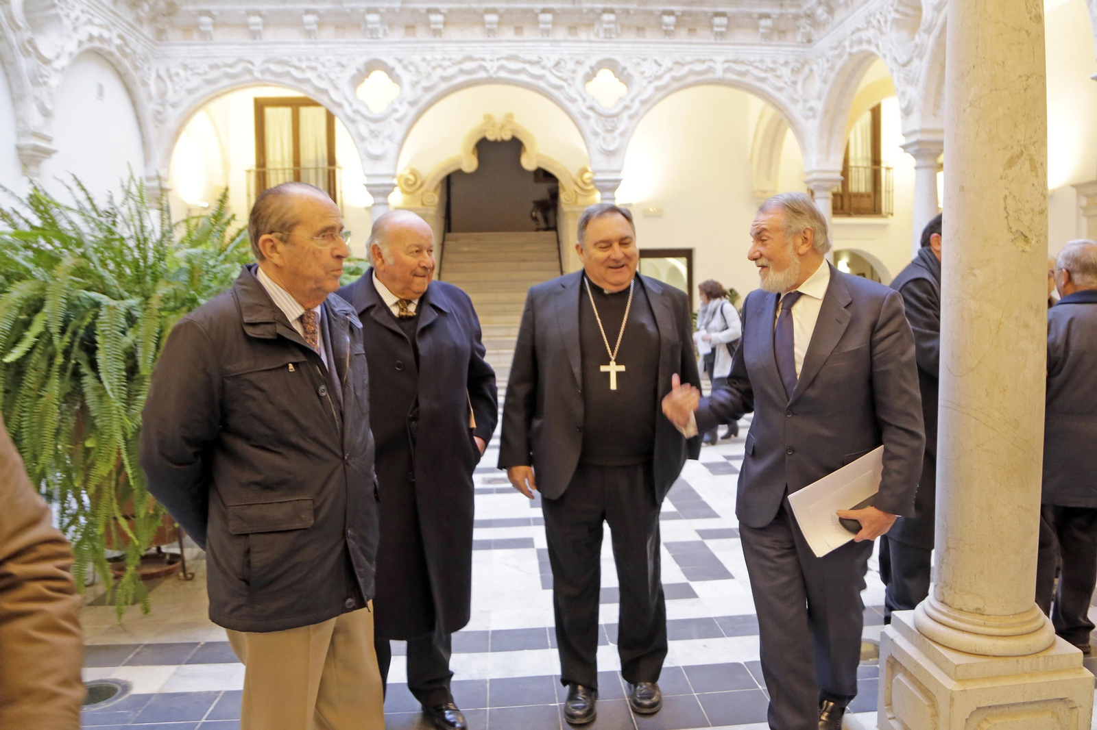 Mayor Oreja junto al obispo José Mazuelos, Álvaro Domecq y Aurelio Romero, ayer, en el Obispado. Mayor Oreja junto al obispo José Mazuelos, Álvaro Domecq y Aurelio Romero, ayer, en el Obispado.