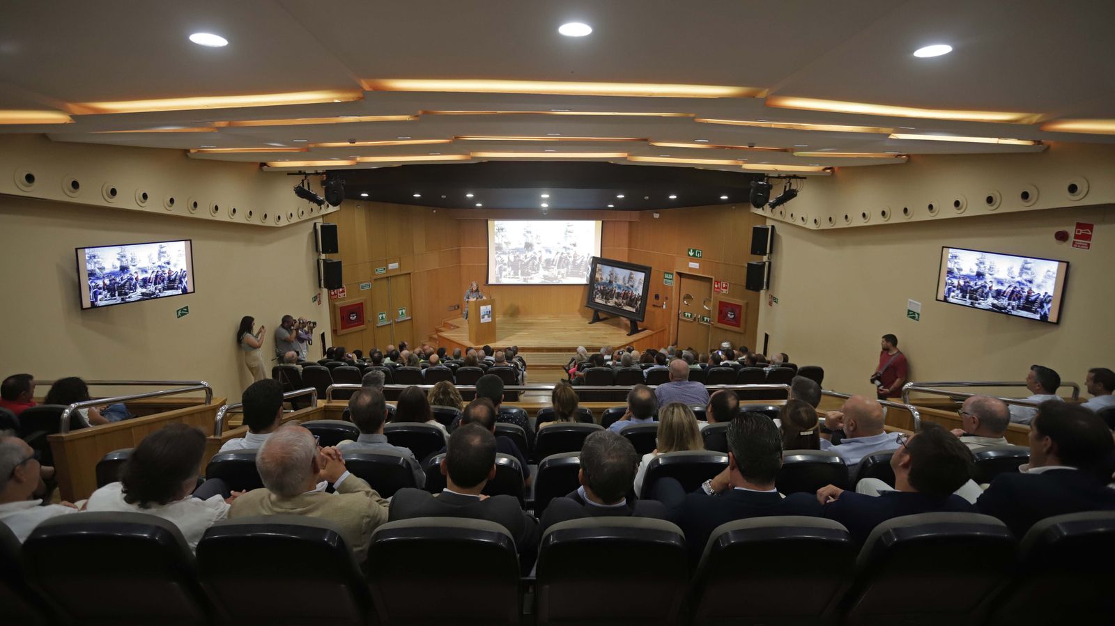 Fotos de la presentación del cuadro 'La Batalla de Algeciras' de Augusto Ferrer-Dalmau para el Puerto de Algeciras