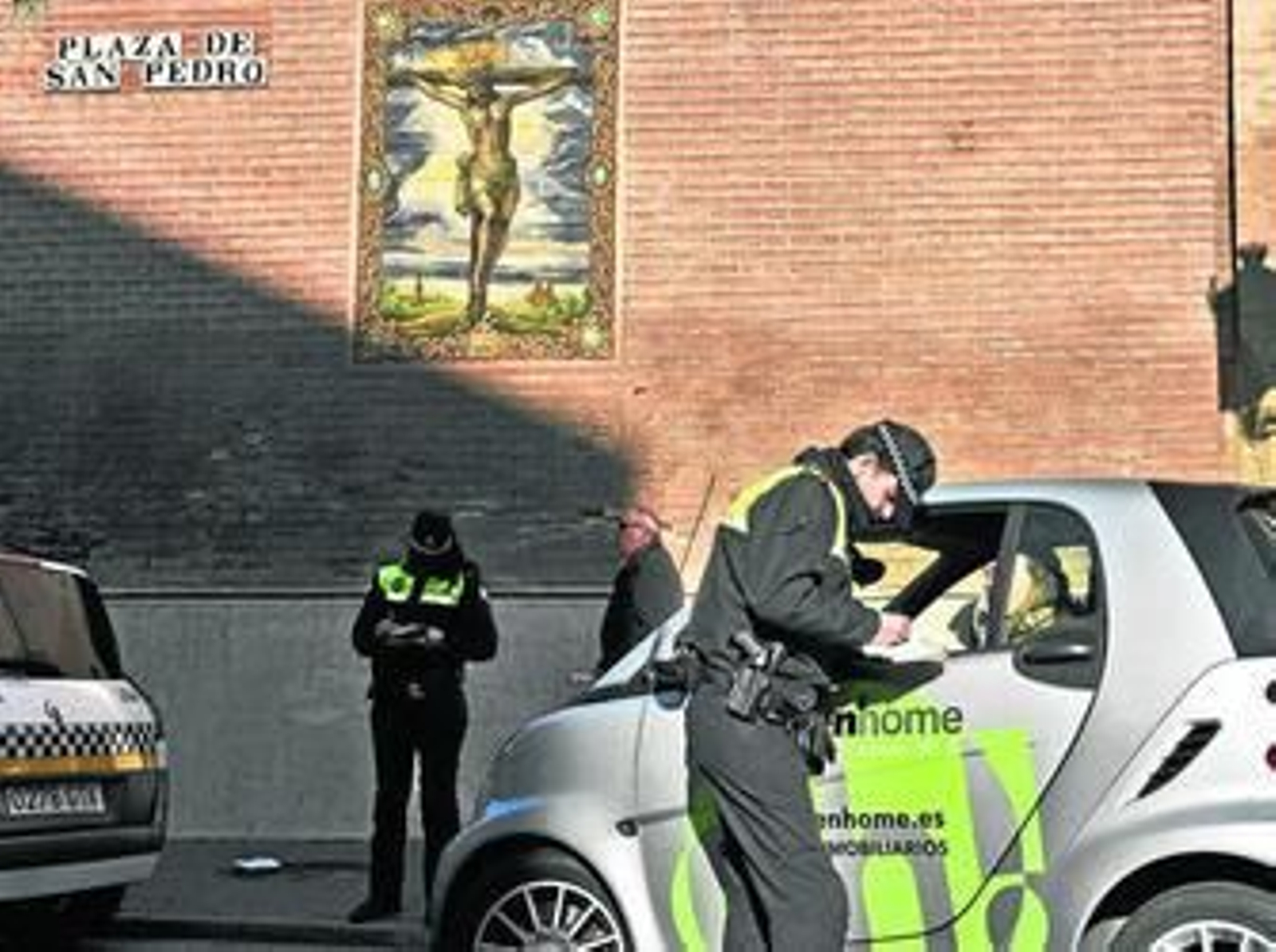 Un agente de la Policía Local poniendo una multa, en una imagen de archivo.