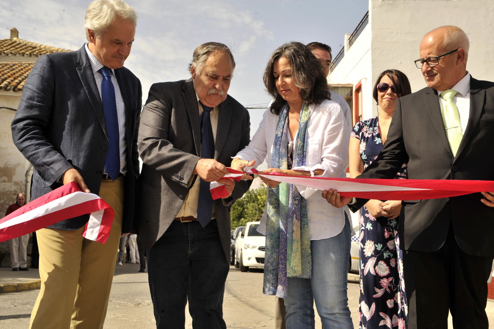 El alcalde, cortando la cinta de la feria de la miel en 2017, junto a los andalucistas