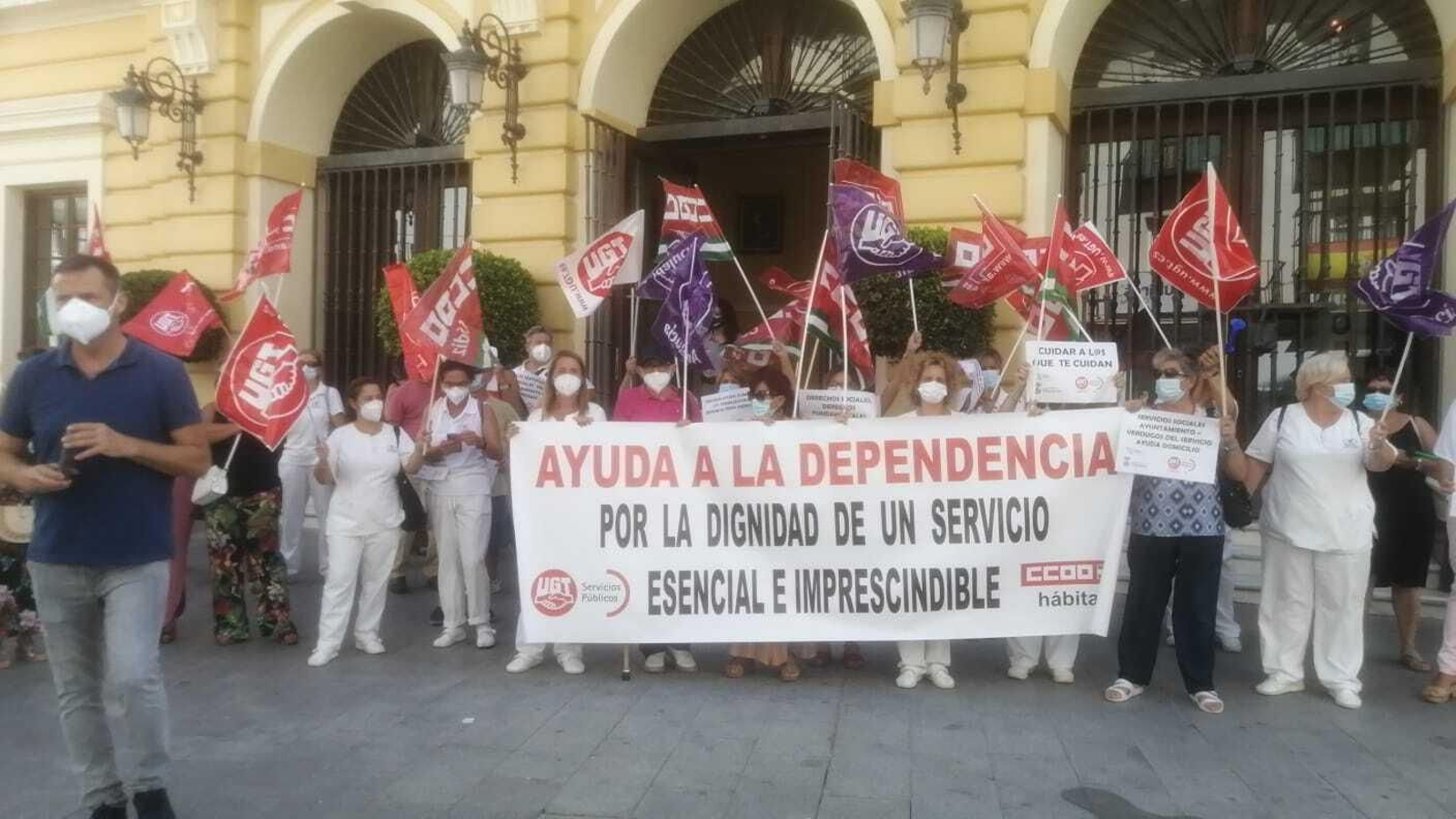 Una de las protestas llevadas a cabo esta semana ante el Ayuntamiento por parte de las trabajadores Una de las protestas llevadas a cabo esta semana ante el Ayuntamiento por parte de las trabajadores