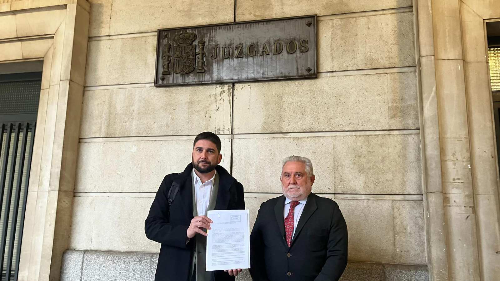 El concejal Ismael Sánchez y el abogado Francisco Tejado posan con la denuncia, este miércoles en los juzgados.